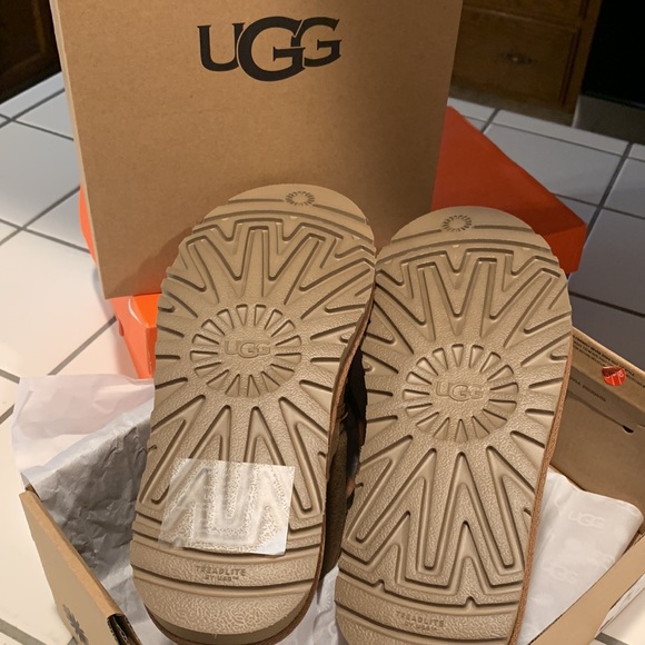 UGG BOOTIES - Picture 2 of 3